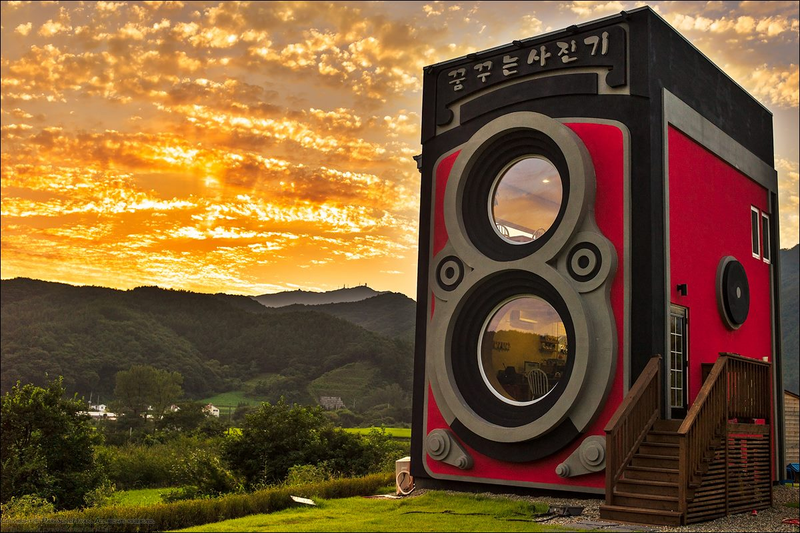 Illustration for article titled This crazy giant camera is not a fake but an awesome two-story café